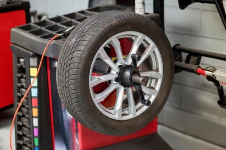 Un &eacute;quilibrage des roues mal r&eacute;gl&eacute; fatigue le volant et use les pneus
